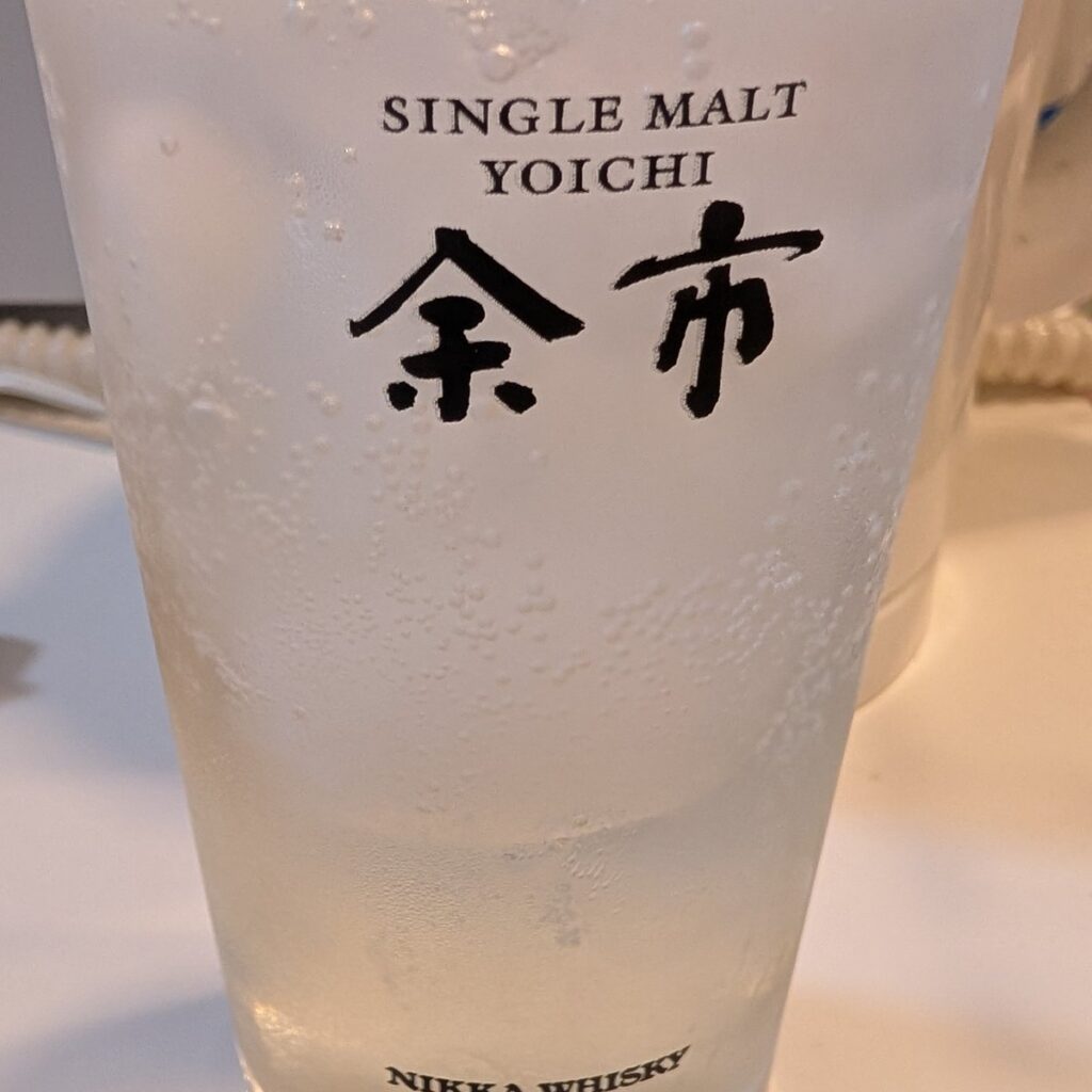 余市のグラスに注いだ梅酒ソーダ割り