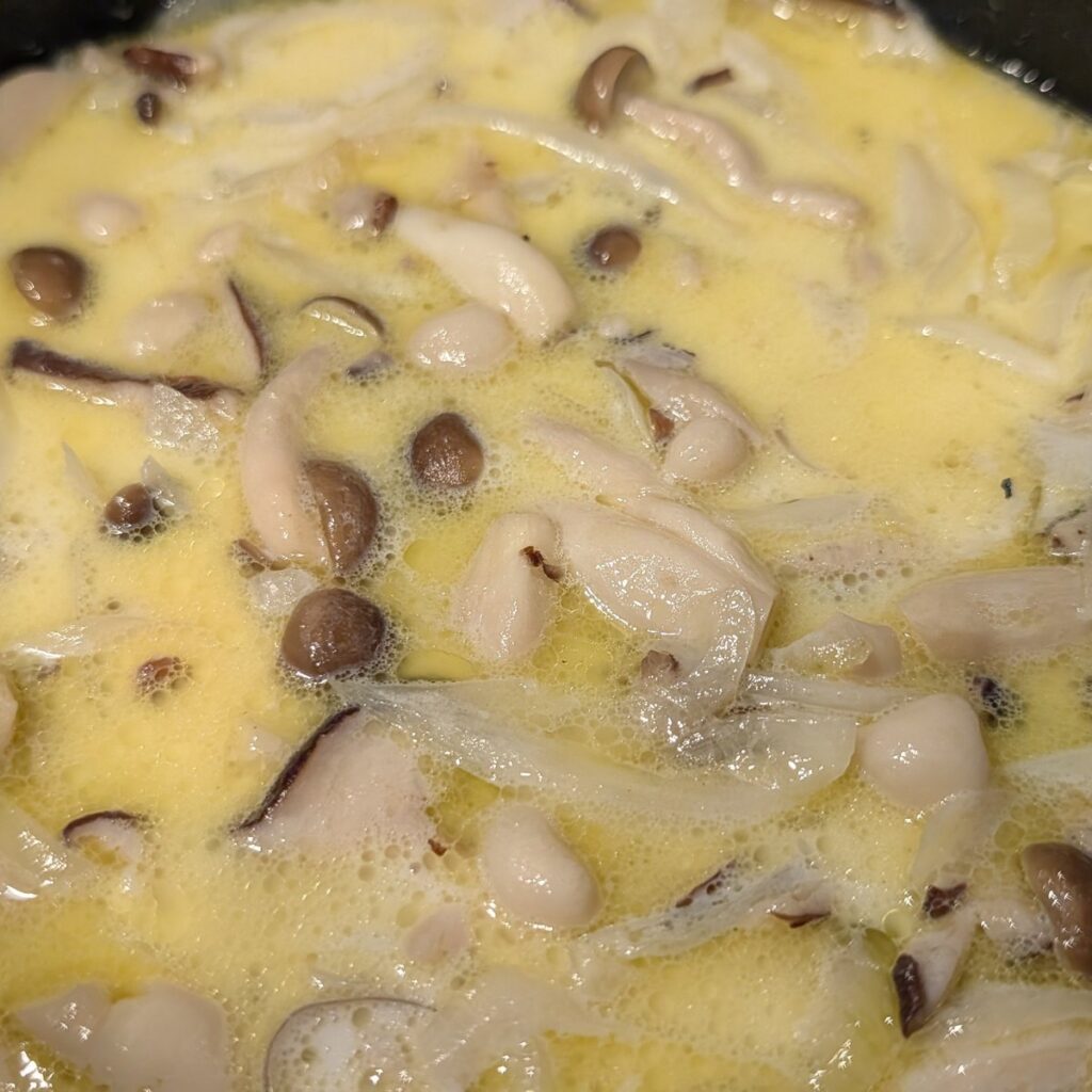 きのこと玉ねぎを煮込んでいる様子