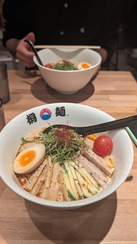 桐麺 梅田店の冷やし担々麺、煮卵とチャーシューのせ