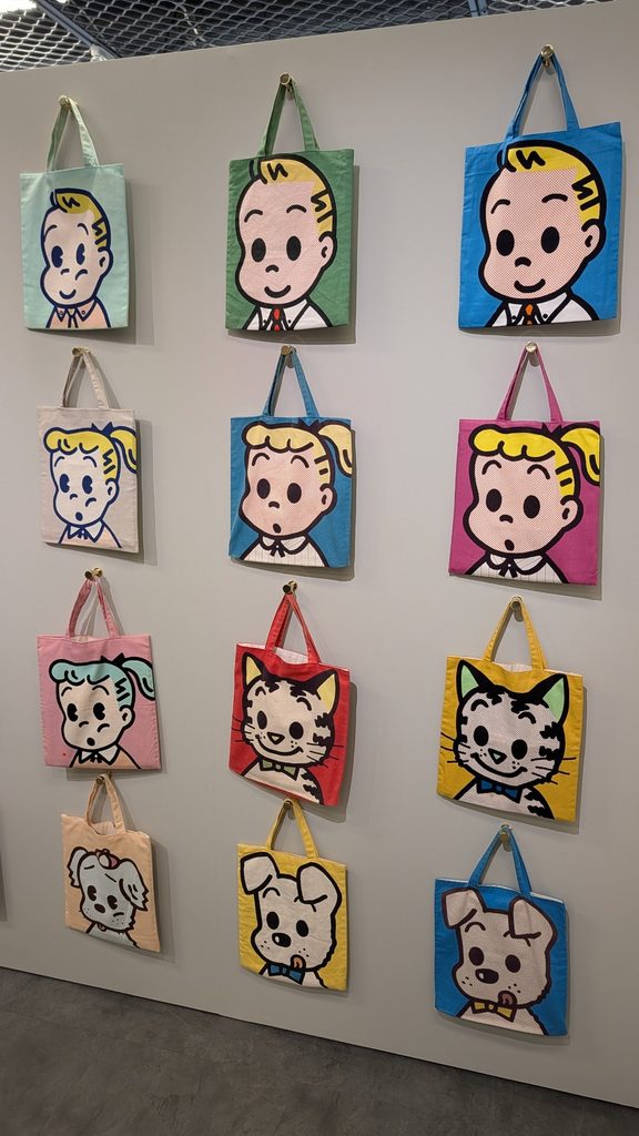 キャラクターごとに色分けされたトートバッグの壁