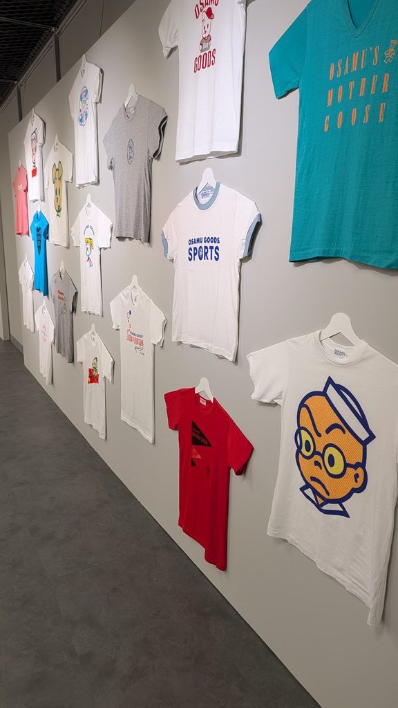 ヴィンテージTシャツがずらりと並ぶ展示壁
