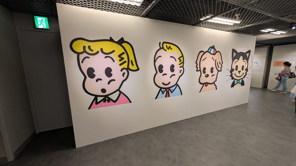 壁一面に並んだ4体のキャラクターの顔