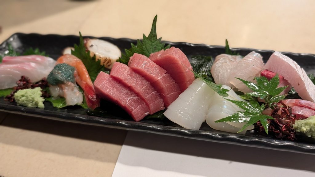 コバンザメの刺身を含む盛り合わせ