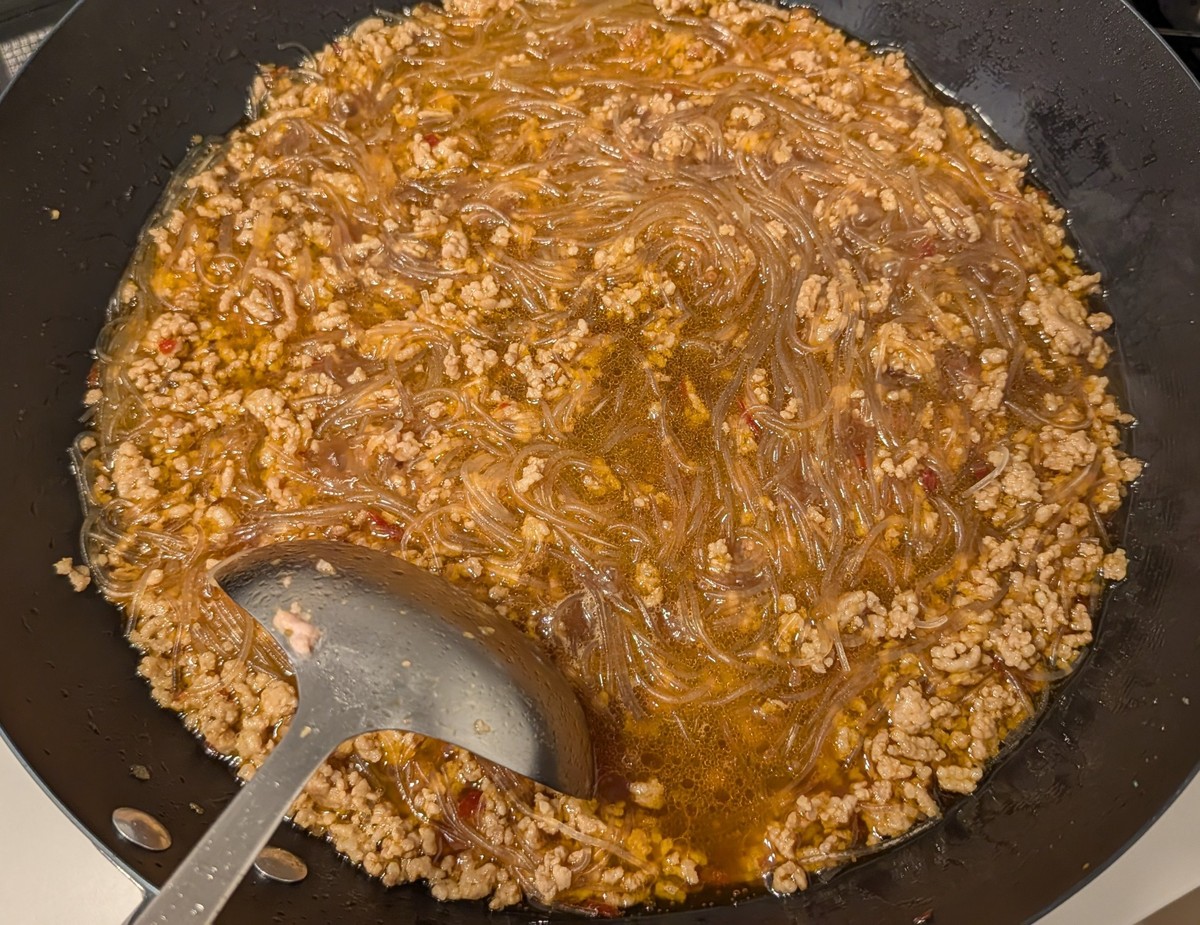 鉄鍋で作った麻婆春雨、4人前が鍋いっぱいに仕上がった様子