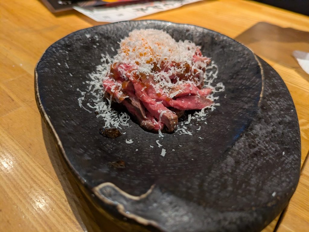 チーズをのせたローストビーフのユッケ